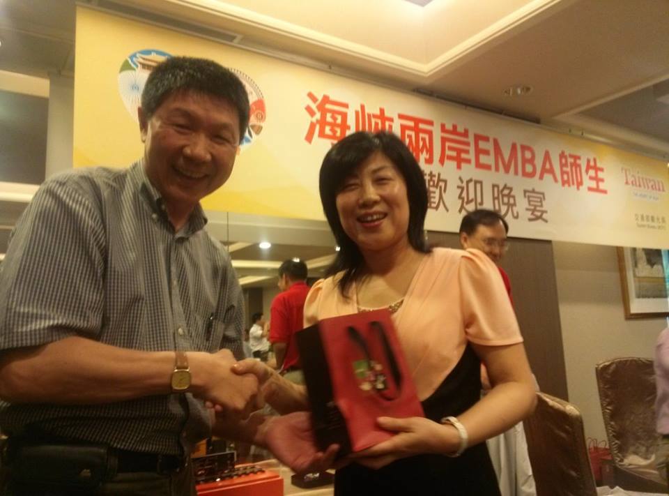 中山EMBA副執行長黃北豪與同濟大學EMBA主任程國萍合影(另開新視窗/jpg檔)圖片