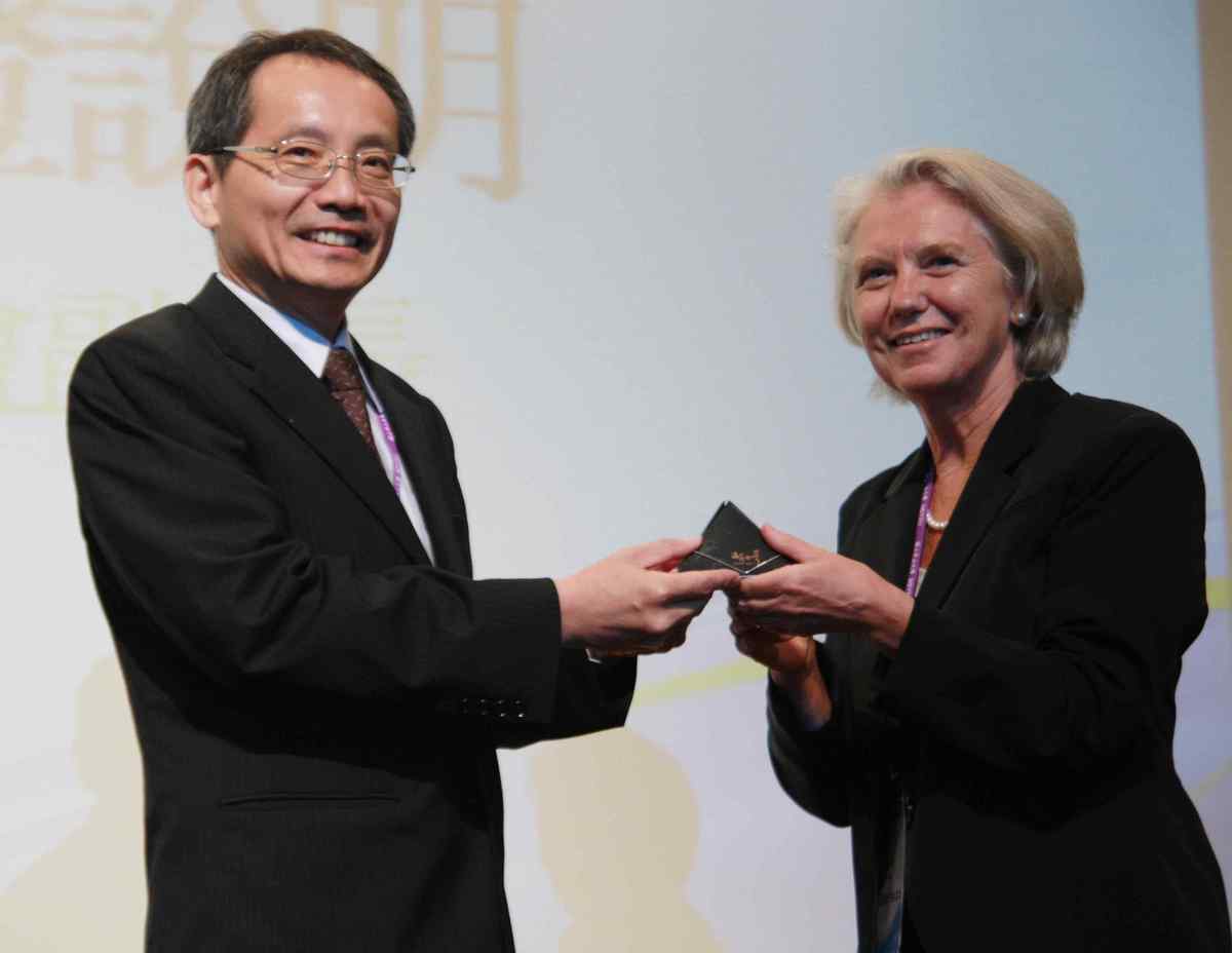 中山大學管理學院院長吳仁和（左）致贈Eileen Peacock副會長孔雀之珠(另開新視窗/jpg檔)圖片