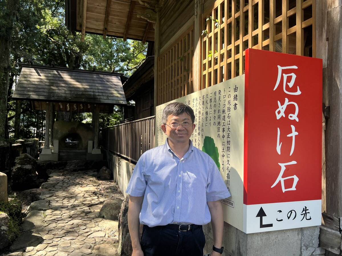 李志鵬校長與消災石合影(另開新視窗/jpg檔)圖片