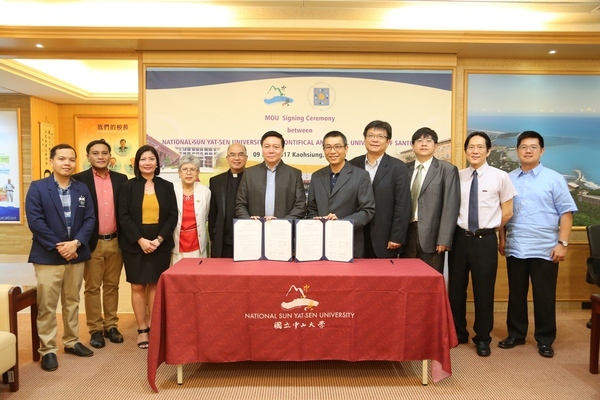 左起為菲國聖托馬斯大學研究生院秘書長Dr.Alejandro S.Bernardo、研究事務中心主任Dr.Grecebio Jonathan D.Alejandro、研究生院院長Dr.Marilu R.Madrunio、政治科學學程主任Dr.Belen L.Tangco、研究生院院務長Recv.Fr.Jose Antonio E.Aureada、副校長Rev. Fr. Richard G. Ang, O.P.、中山大學國際長郭志文、高雄市政府經發局局長曾文生、中山大學東南亞研究中心主任蔡宏政、社科院院長張其祿、東南亞研究中心副主任陳至潔(另開新視窗/jpg檔)圖片