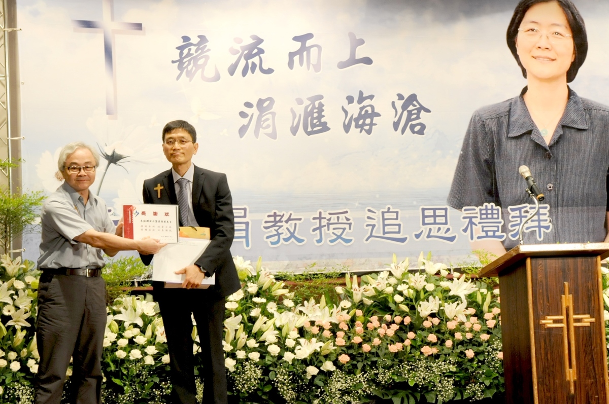 政治所曾怡仁所長(左)致贈感謝狀(另開新視窗/jpg檔)圖片