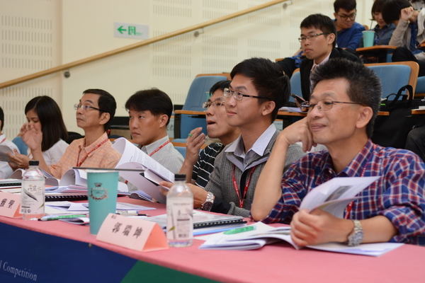 評審委員與主協辦單位聆聽全國大專青年公共事務提案(另開新視窗/jpg檔)圖片