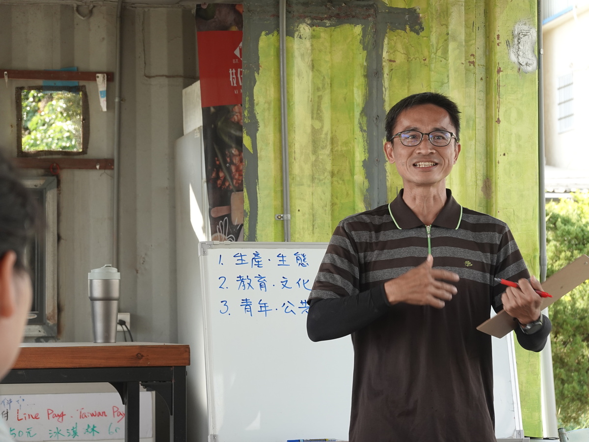 有機農園創辦人李法憲透過自身轉型、投入政府計畫經驗，與同學分享地方創生的多元可能。(另開新視窗/jpg檔)圖片