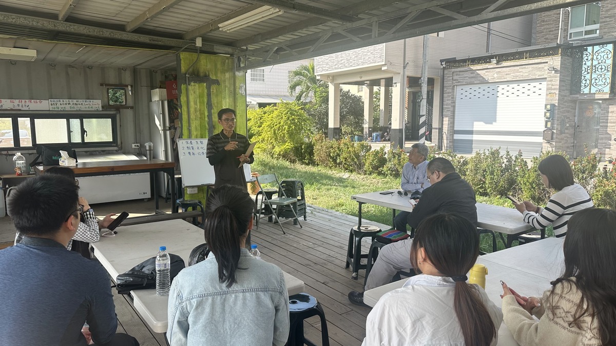 學生與創辦人李法憲一同探討在社會變遷下，地方發展與永續農業的困境與解方。(另開新視窗/jpg檔)圖片