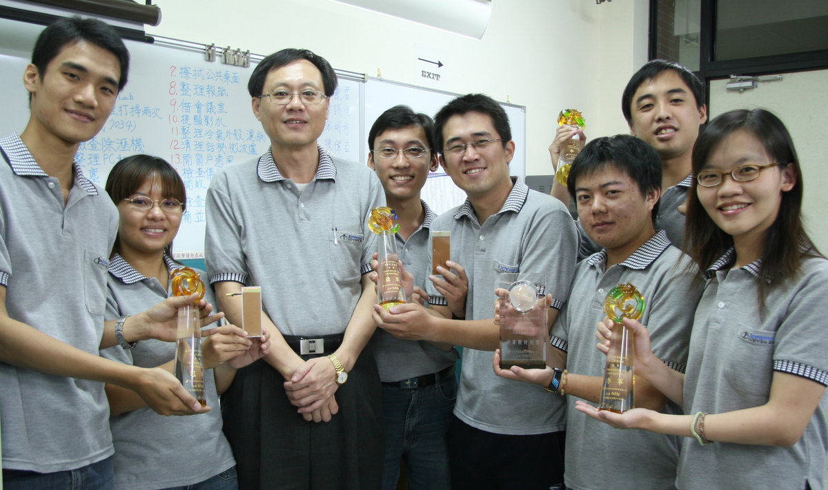 中山大學電機系天線實驗室團隊（左起為博一康庭維、博三郗韻文、教授翁金輅、博二朱芳賢、博三李偉宇、博二李政哲、博三張志華、碩二廖詩佳）(另開新視窗/jpg檔)圖片
