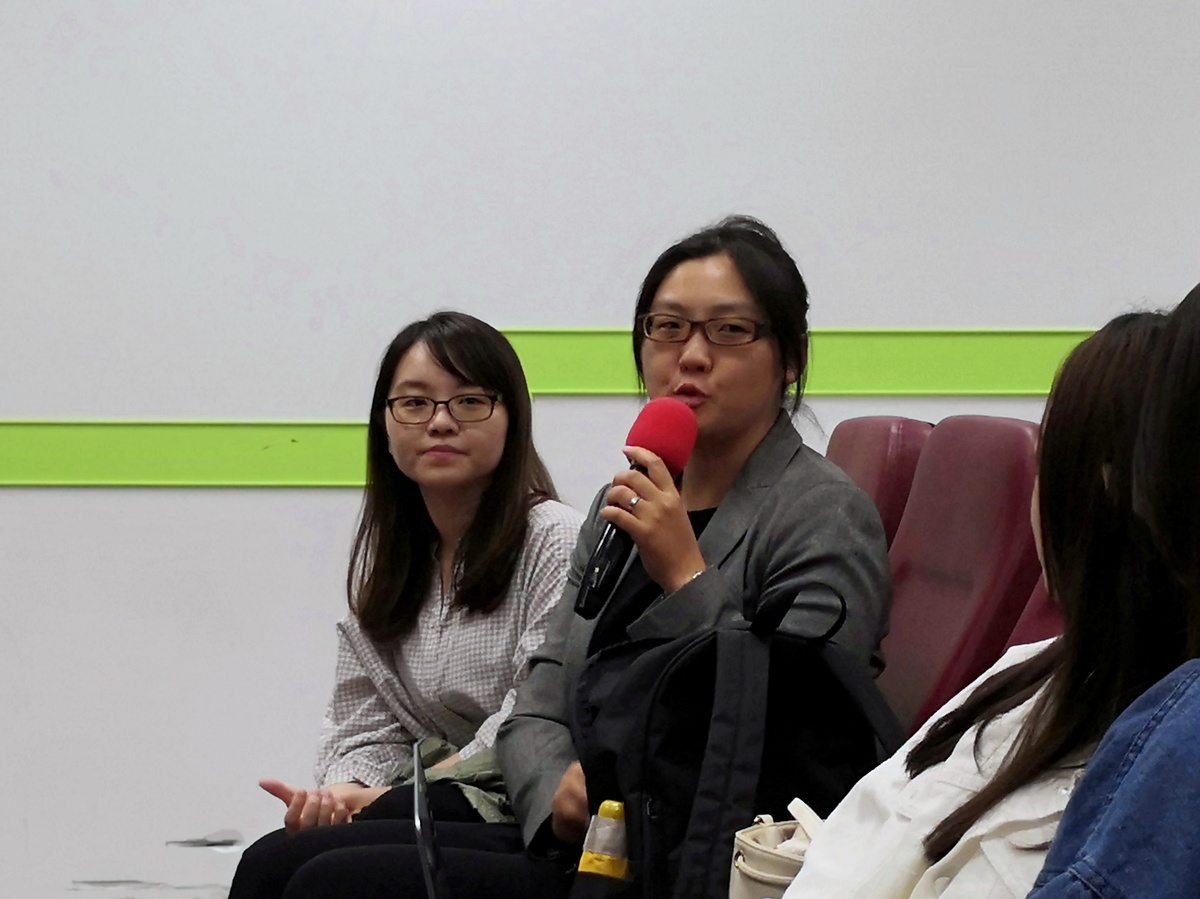 學生討論熱絡(另開新視窗/jpg檔)圖片