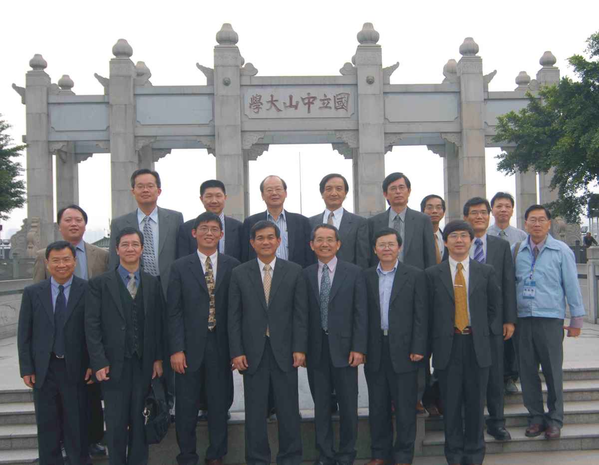 兩岸中山大學雙方代表於中山大學牌樓前面合影(另開新視窗/jpg檔)圖片