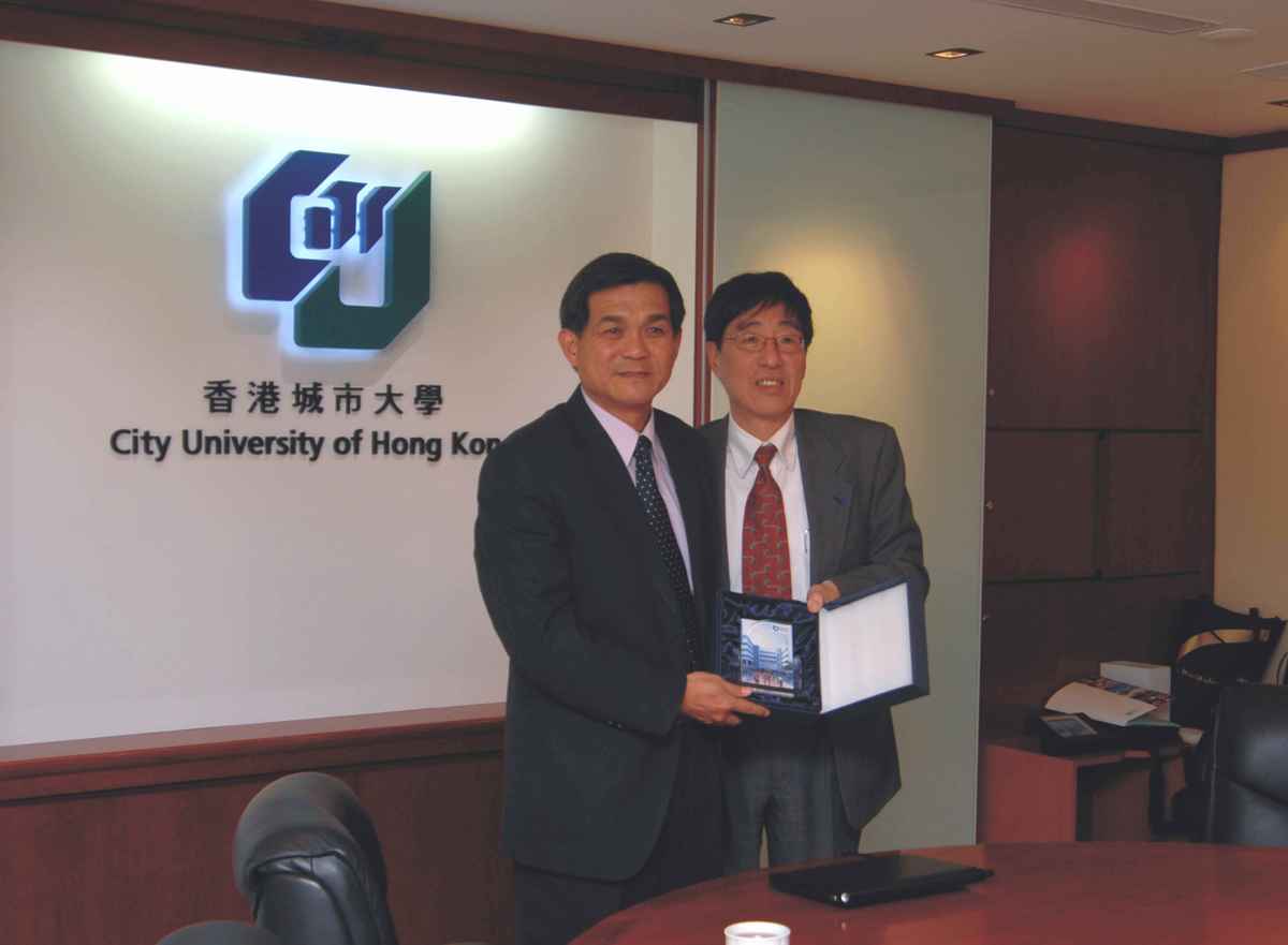 香港城市大學校長郭位(右)與中山大學楊弘敦校長(左)互贈紀念品(另開新視窗/jpg檔)圖片