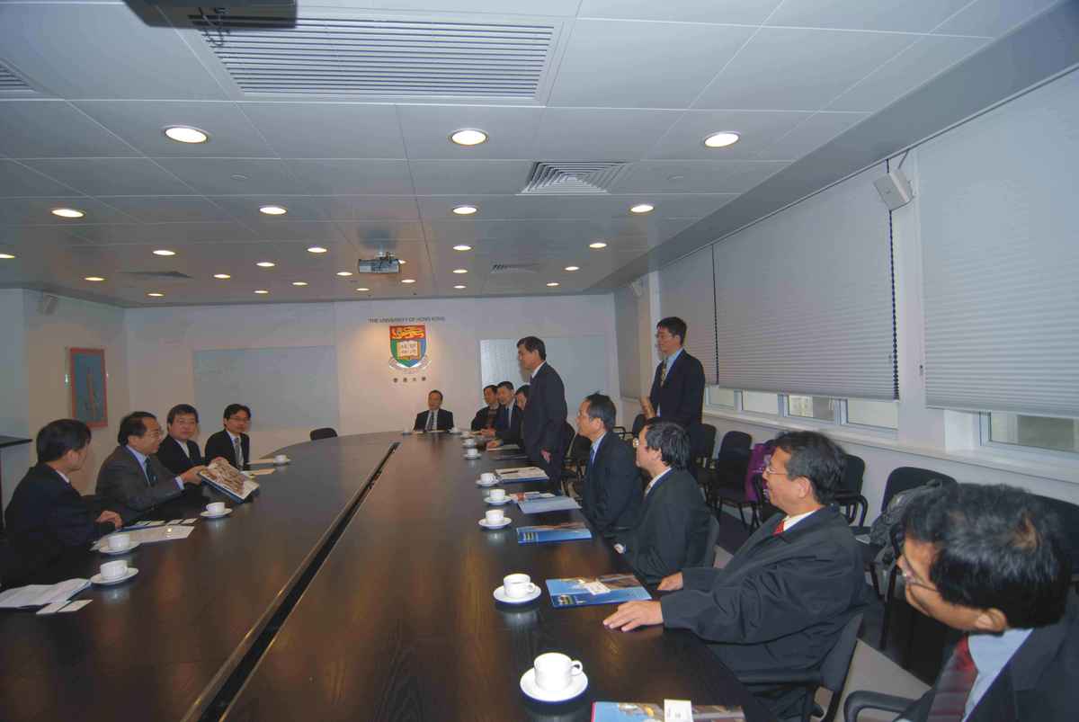 香港大學徐立之校長為楊弘敦校長解釋國父孫中山先生與港大關係(另開新視窗/jpg檔)圖片