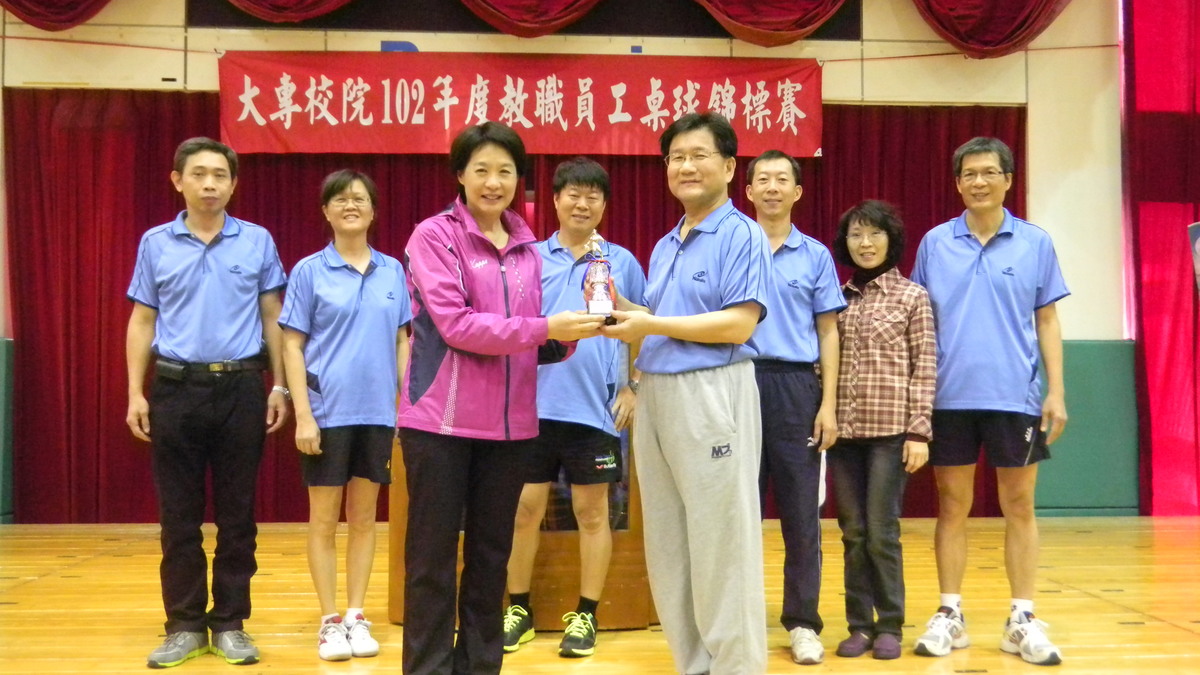 獲得男乙組第四名由羅奕凱院長代表領獎(另開新視窗/jpg檔)圖片