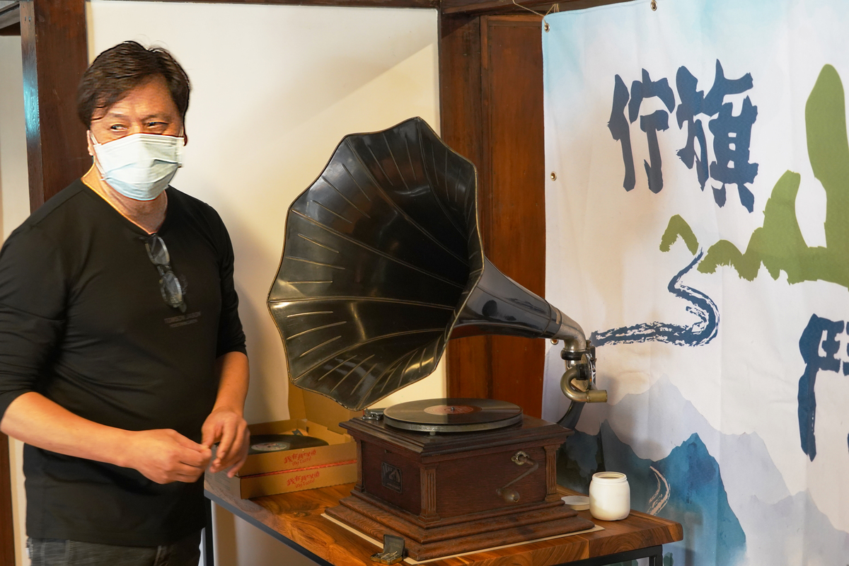 台灣留聲機音樂文化協會創辦人陳宗漢先生，帶來1906年留聲機。(另開新視窗/jpg檔)