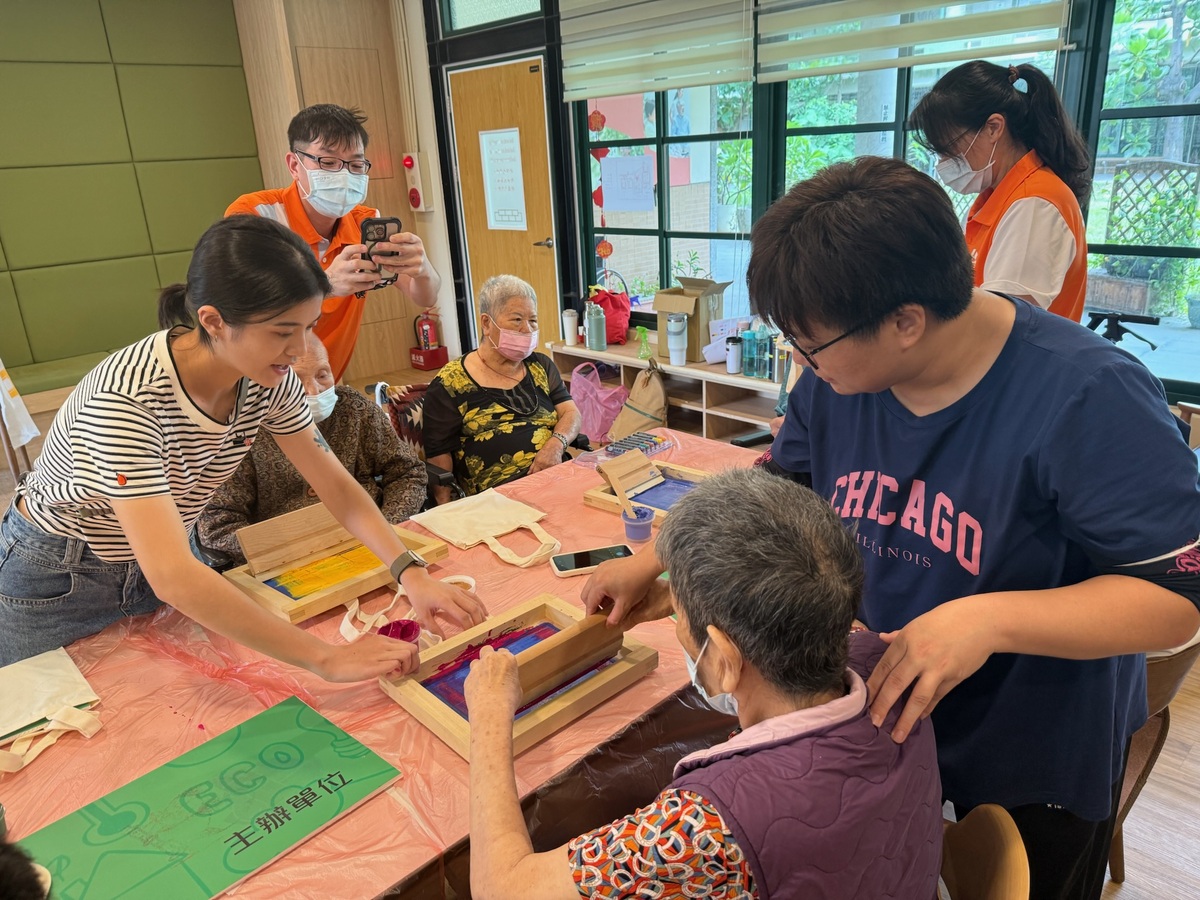 鄭慈瑩帶領社區長者進行社區符號絹印(另開新視窗/jpg檔)圖片