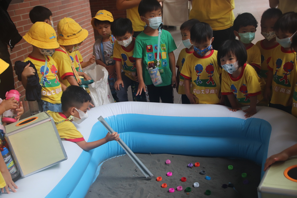 中山員工子女非營利幼兒園孩童進行海廢體驗(另開新視窗/jpg檔)圖片