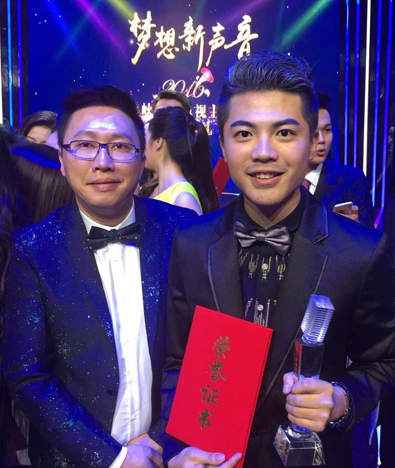 張劭斌與決賽評審趙正平(另開新視窗/jpg檔)圖片