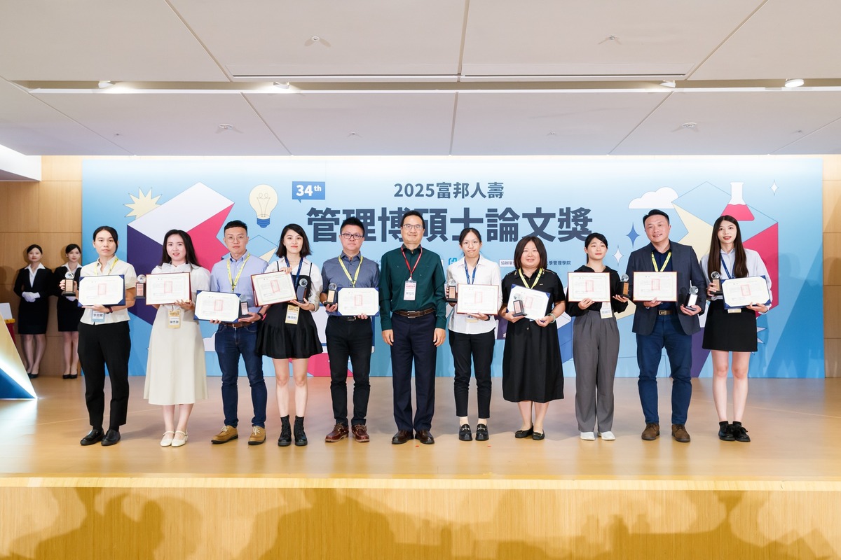 中山人管所學生胡慧如(左四)與紀乃文教授(右四)(另開新視窗/jpg檔)圖片