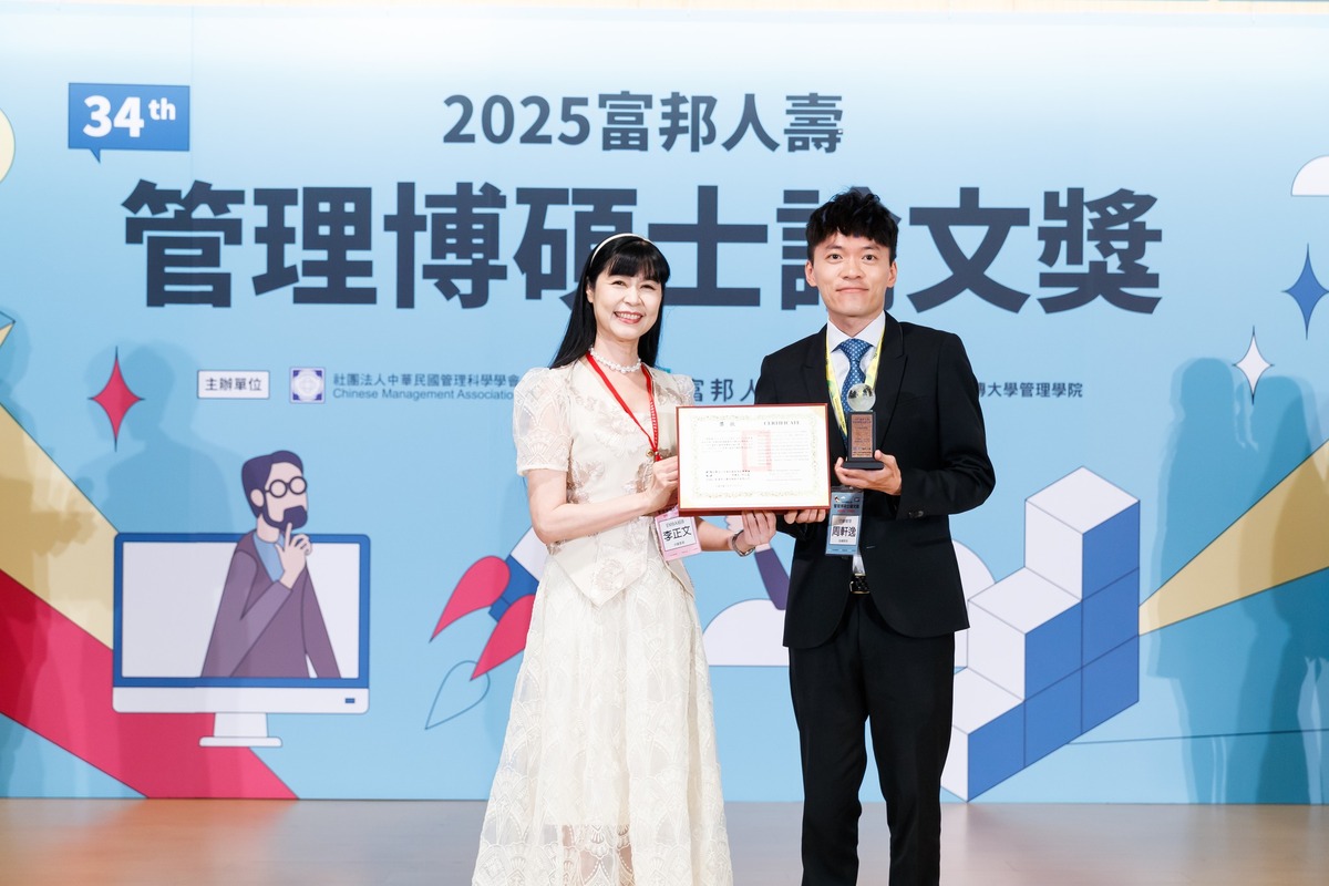 行傳所學生古湞宇指導老師、中山行傳所周軒逸所長(右)(另開新視窗/jpg檔)圖片