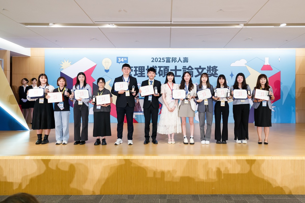 中山大學行傳所學生古湞宇(左五)與周軒逸所長(左六)(另開新視窗/jpg檔)圖片