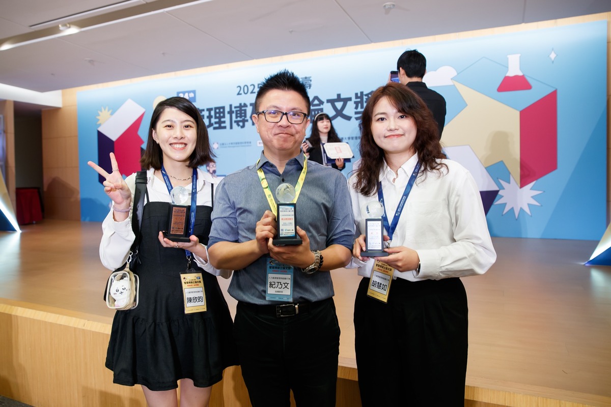 紀乃文教授(中)與得獎學生陳欣昀(左)、胡慧如(右)(另開新視窗/jpg檔)圖片