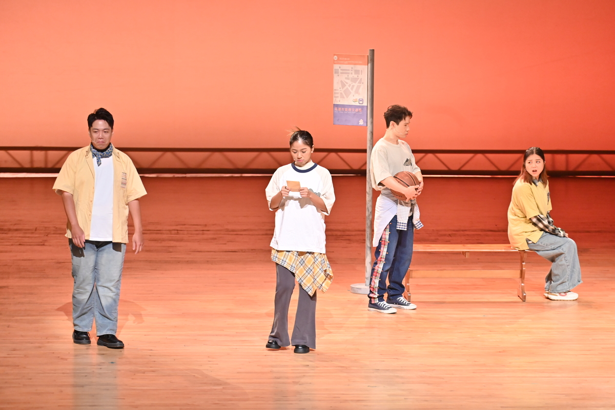 開幕表演由「試說新語小集」演出原創音樂劇《從土地到世界》片段。(另開新視窗/jpg檔)圖片