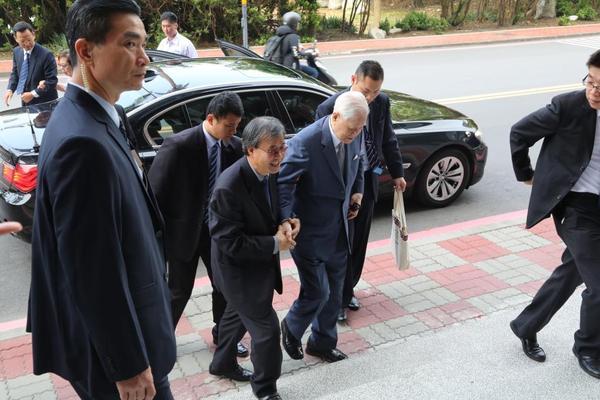本校鄭英耀校長親自接待李登輝前總統(另開新視窗/jpg檔)圖片