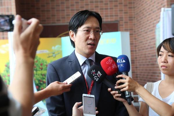 本校社會科學院張其祿院長接受媒體採訪(另開新視窗/jpg檔)圖片