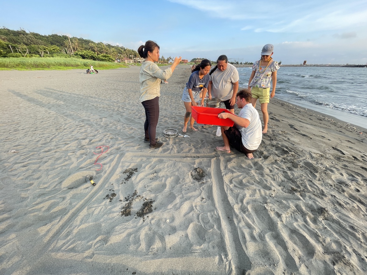 學員至西子灣海灘進行微塑膠調查與採樣(另開新視窗/jpg檔)圖片