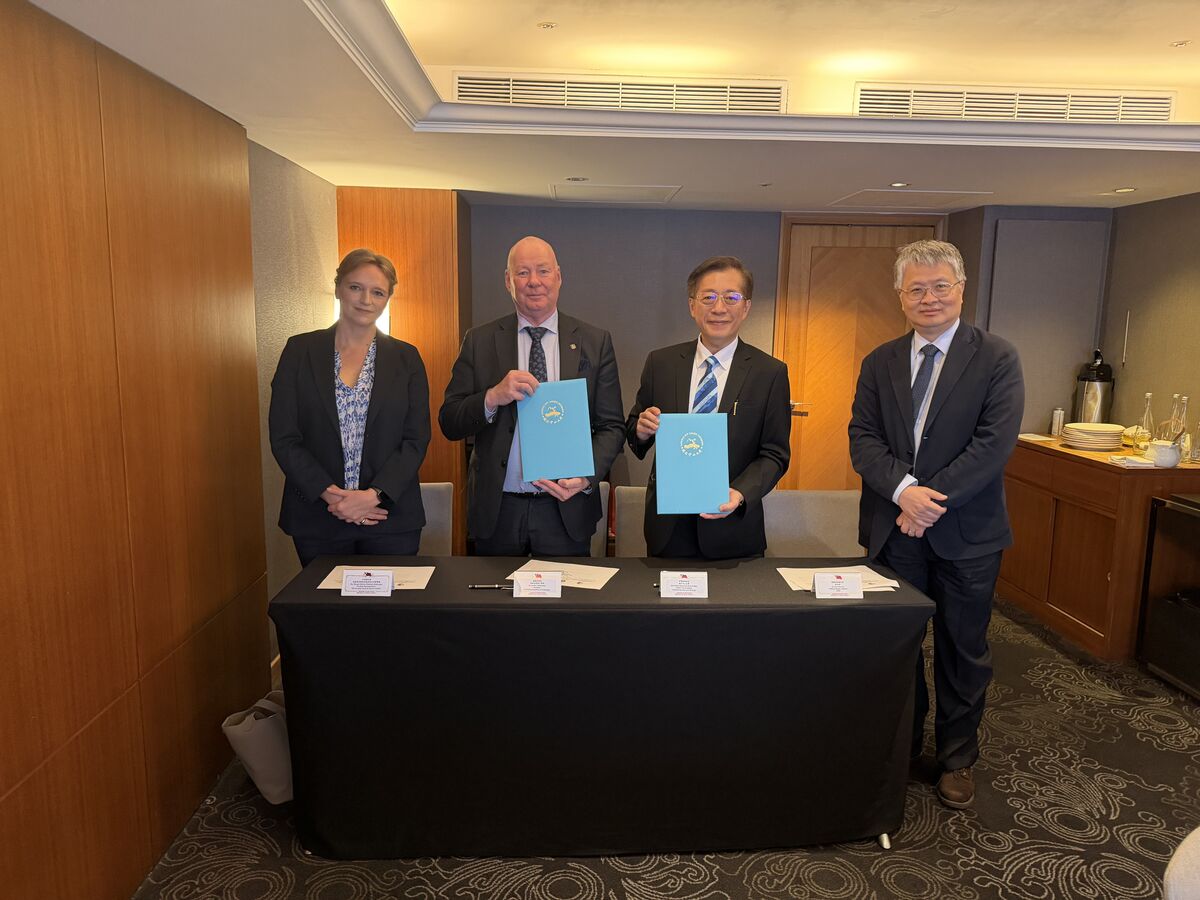 中山大學與KTH簽約。左起瑞典臺北辦事處任荷雅代表、KTH蘇德洪校長、中山大學許博欽副校長、教育部劉國偉政務次長。(另開新視窗/jpg檔)圖片