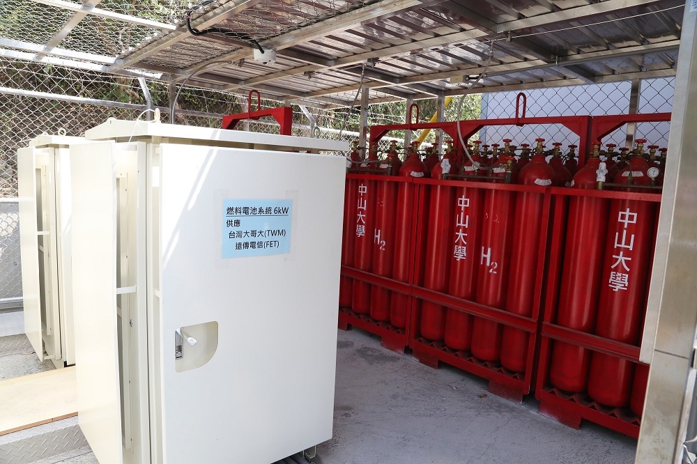 基地台備用電力使用氫燃料發電，右側為紅色氫氣鋼瓶(另開新視窗/jpg檔)