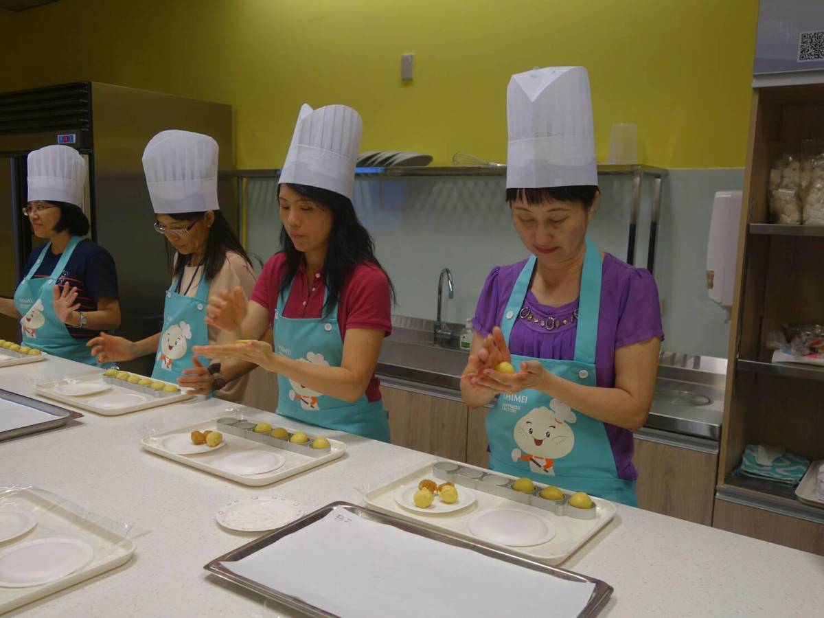 鳯梨酥製作時將內餡包入外皮，用掌心温度揉成球型。(另開新視窗/jpg檔)圖片