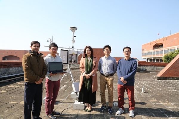 國立中山大學特別於校區內，設置了全國首座最接近海港的PM2.5即時自動監測設施，每小時將監測數據透過遠端連線顯示於看板，提醒民眾因應。研究團隊成員由右至左為中山大學化學系助理教授鍾昭宇、張元賓、氣膠科學研究中心主任王家蓁、研究生黃志宏及博士後研究員Dr. Arnab Bagchi。。(另開新視窗/jpg檔)圖片