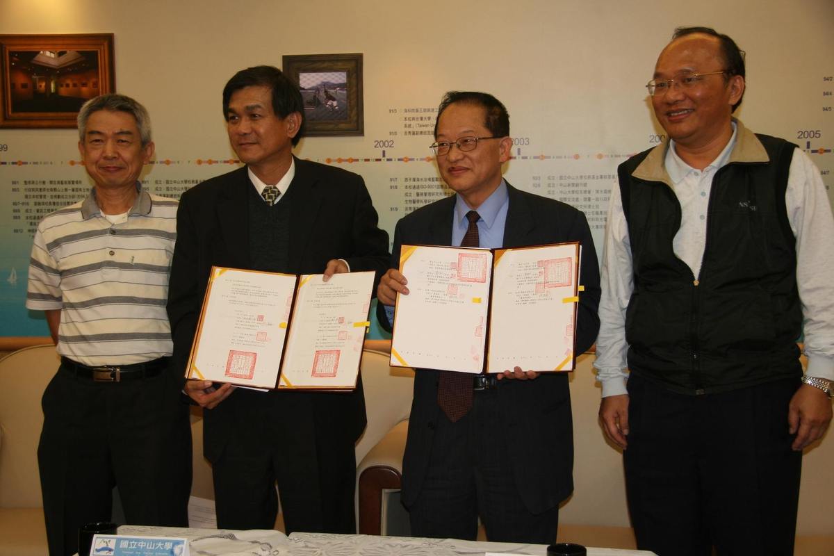 左起為中山大學機電系副教授李明三、中山大學校長楊弘敦、裕器工業董事長徐福光、中山大學機電系副教授陳龍正(另開新視窗/jpg檔)圖片