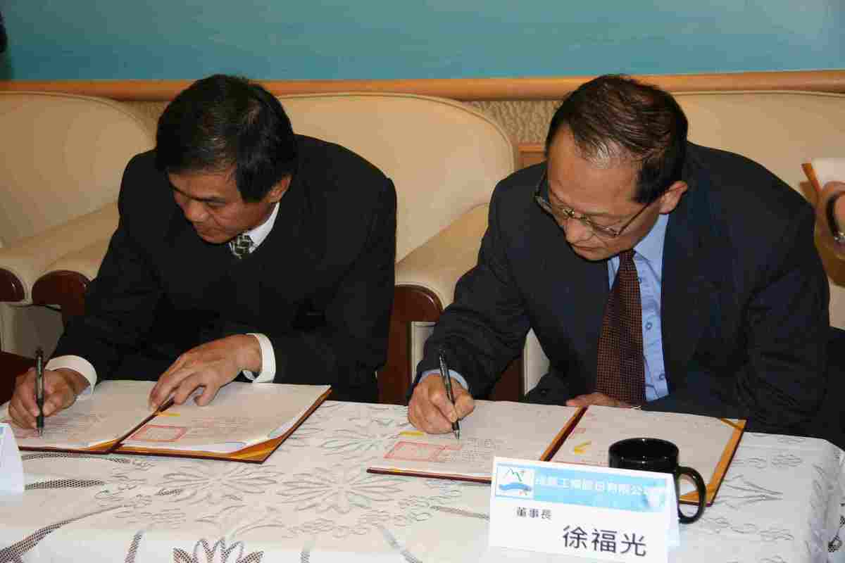 產學合作簽約，左為中山大學校長楊弘敦，右為裕器工業董事長徐福光(另開新視窗/jpg檔)圖片