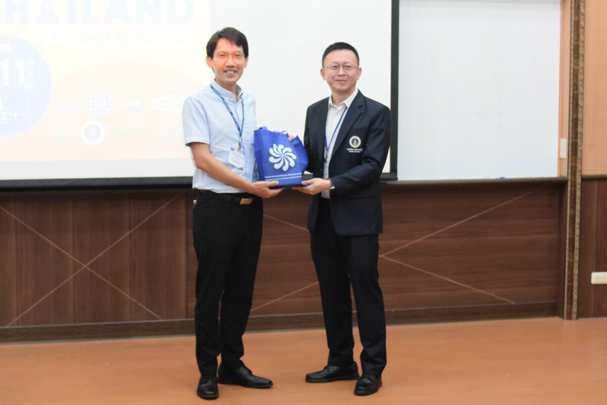 理學博國際學程廖軒宏主任（左）代表接受泰國瑪希敦大學致贈紀念品(另開新視窗/jpg檔)圖片