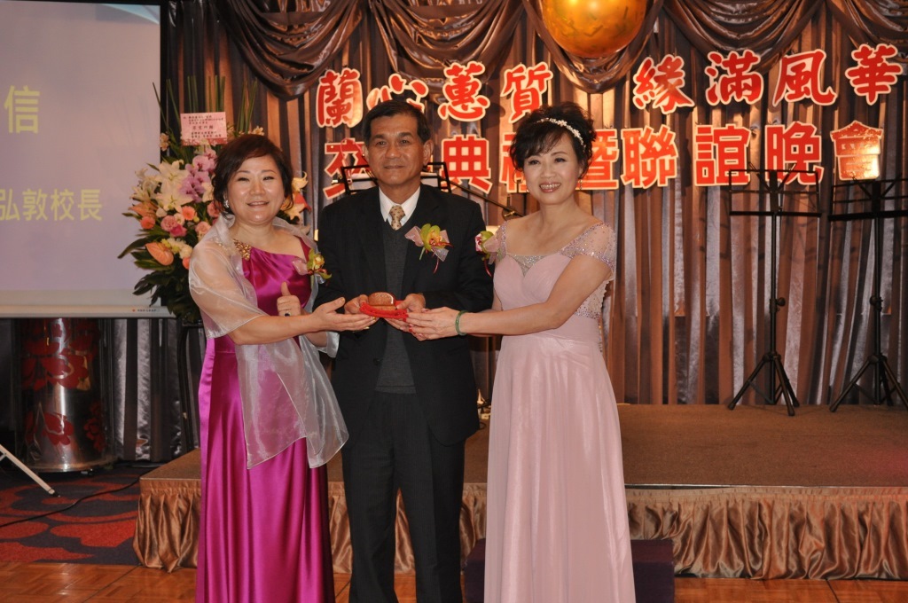第三屆劉美蘭理事長(左)交棒給第四屆鄭美緣理事長(右)(另開新視窗/jpg檔)圖片