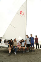 新生搶坐在風帆上打卡拍照，對於中山大學開設的海域活動課程躍躍欲試。(另開新視窗/jpg檔)