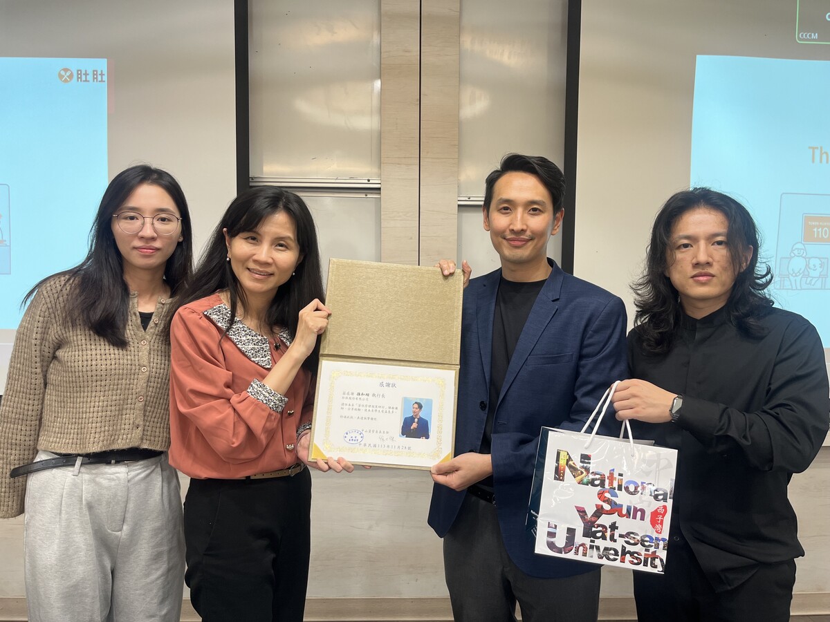 孫和翊執行長（右二）團隊與李家瑩教授合影(另開新視窗/jpeg檔)圖片