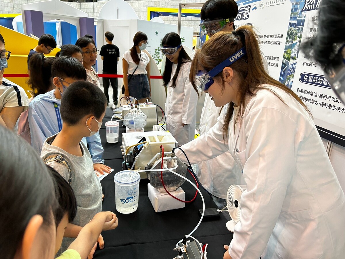 220名學生、親子家庭及一般民眾參與。透過親身操作與互動體驗。(另開新視窗/jpg檔)圖片