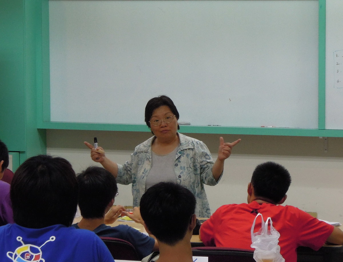 講師活潑介紹吸引學員目光(另開新視窗/jpg檔)圖片