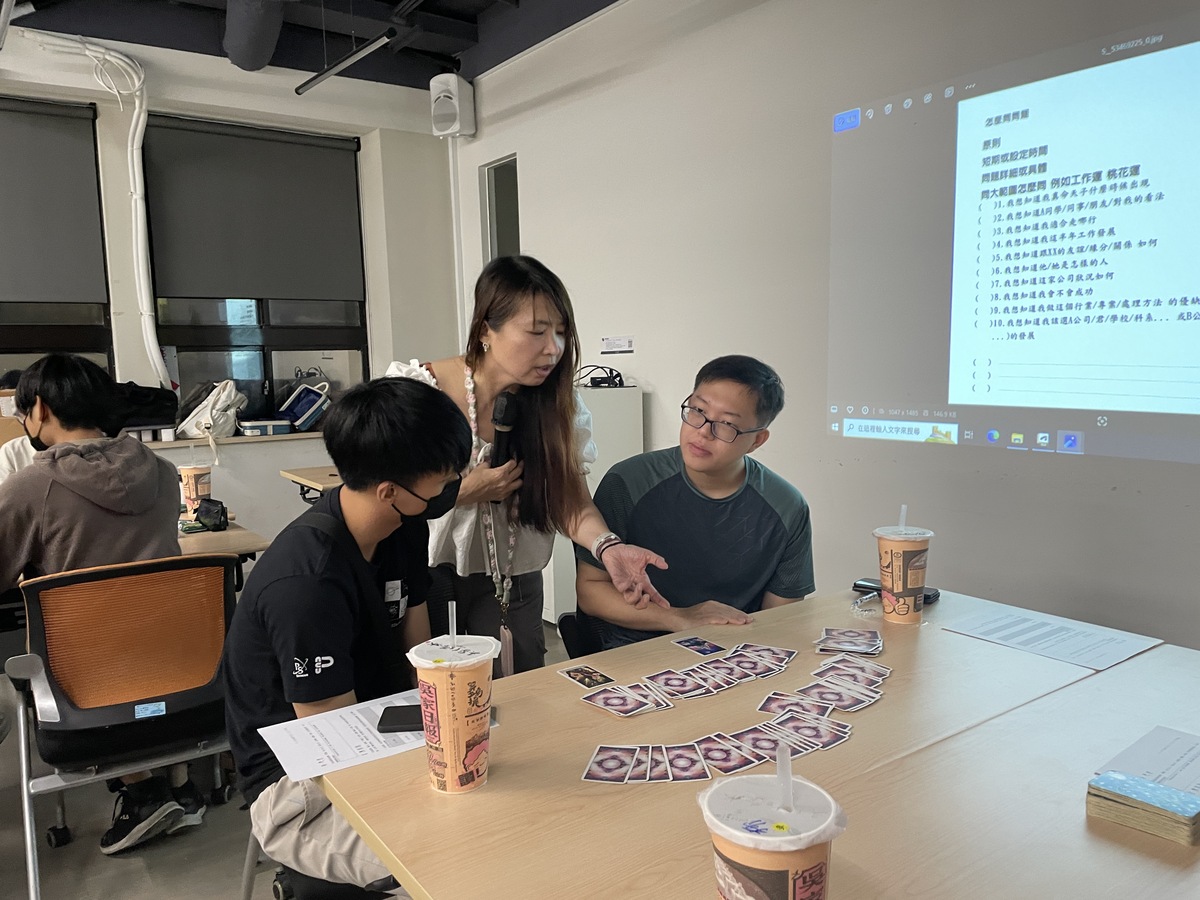 依尋老師（中） 解說抽到的牌卡意義(另開新視窗/jpg檔)圖片