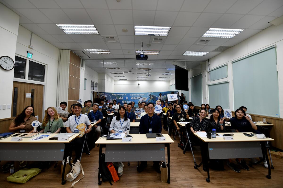 國立中山大學與國家海洋研究院聯合舉辦「大範圍影像技術暨自主珊瑚礁監測結構聯合工作坊」。台達電子文教基金會副執行長陳楊文（左三）、國家海洋研究院陳璋玲院長（左四）、國立中山大學海洋科學學院院長李政賢（右四）、海洋生物科技暨資源學系助理教授水晶（右三）開幕式合影。圖／國海院(另開新視窗/jpg檔)圖片