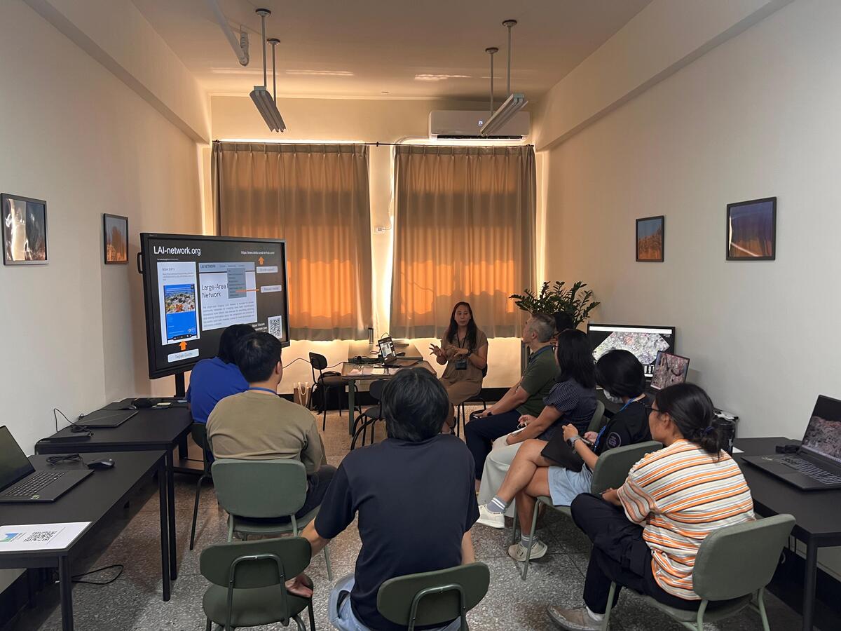 學員於工作坊首日操作LAI分析軟體，建立水下珊瑚礁樣區之3D數位立體模型。圖／國海院(另開新視窗/jpg檔)圖片