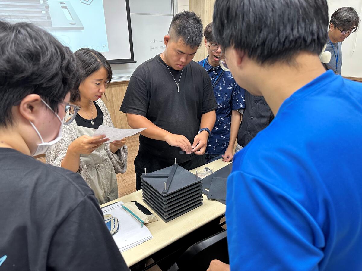 學員於工作坊第二天課程中實際組裝ARMS。圖／國海院(另開新視窗/jpg檔)圖片