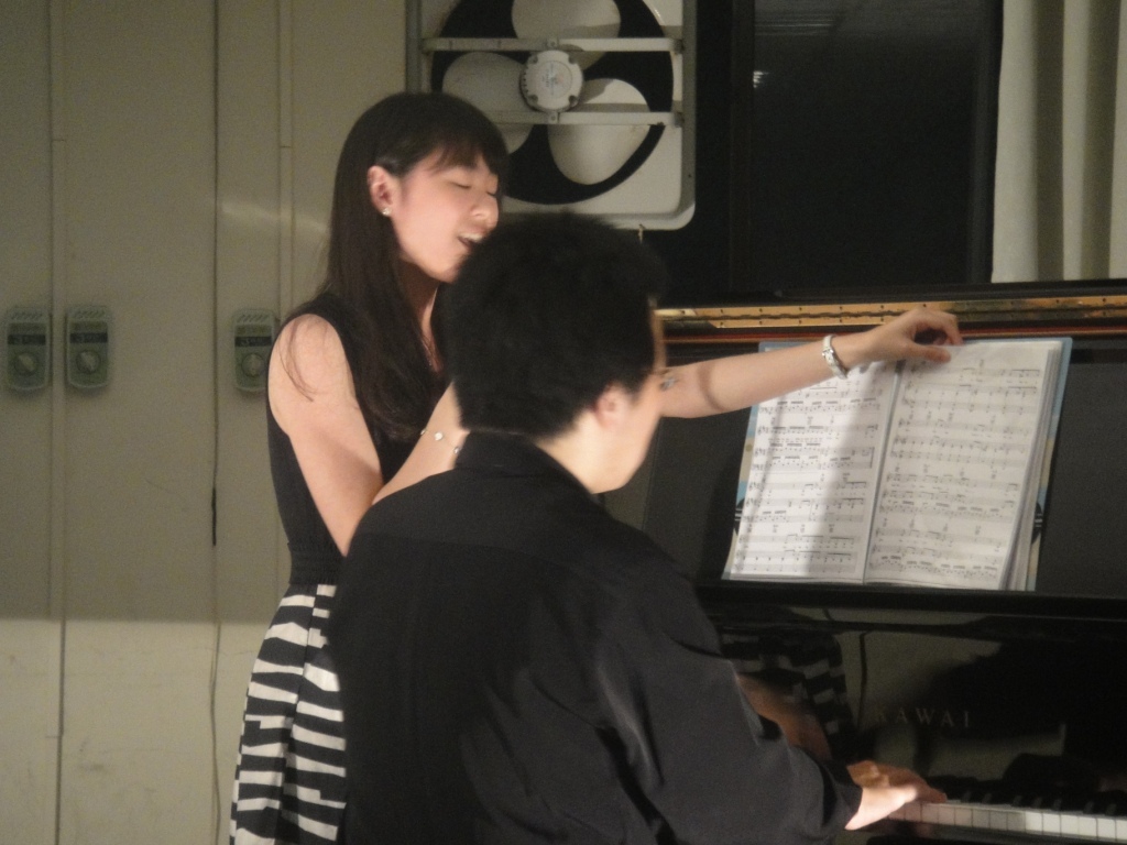 演奏現場〈On my own〉(另開新視窗/jpg檔)圖片