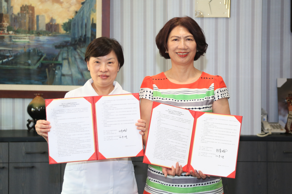 國立中山大學醫學院護理學系與阮綜合醫療社團法人阮綜合醫院護理部正式簽署合作備忘錄（MOU）。左為阮綜合醫院護理部主任江秀珠，右為中山大學護理系系主任郭素娥。(另開新視窗/jpg檔)圖片