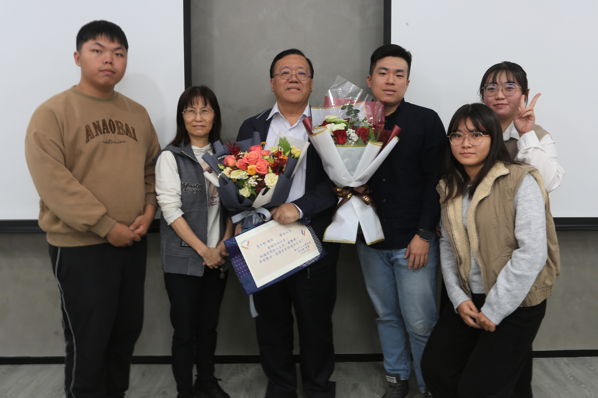 環工所獻花合影(另開新視窗/jpg檔)圖片