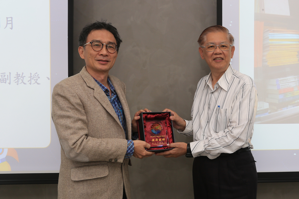 資工系陳嘉平主任（左）代表致贈紀念獎牌予楊昌彪教授(另開新視窗/jpg檔)圖片