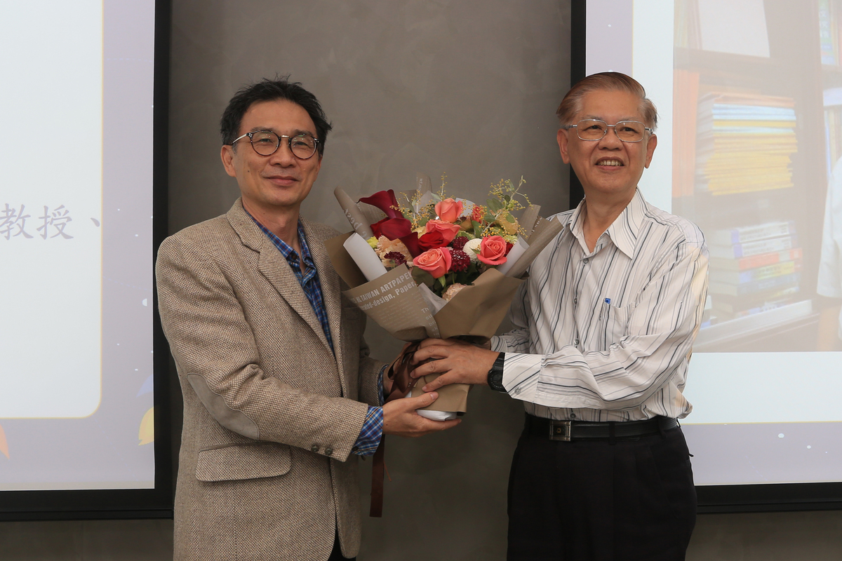 資工系陳嘉平主任（左）代表獻花(另開新視窗/jpg檔)圖片