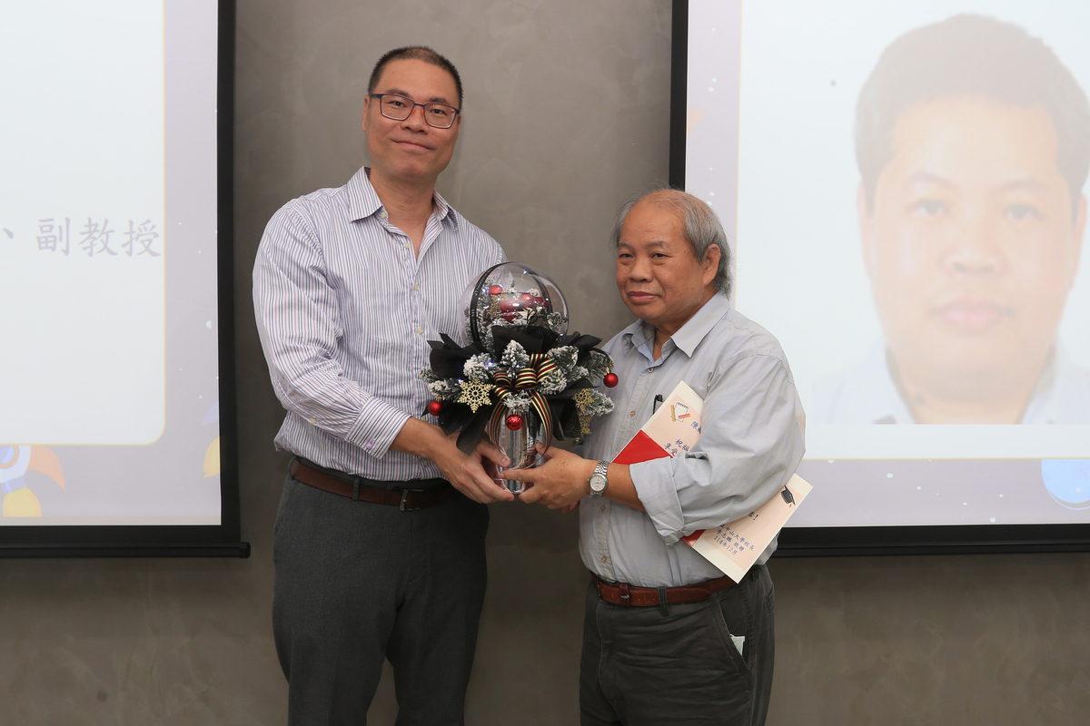 生科系李哲欣主任（左）代表獻花(另開新視窗/jpg檔)圖片