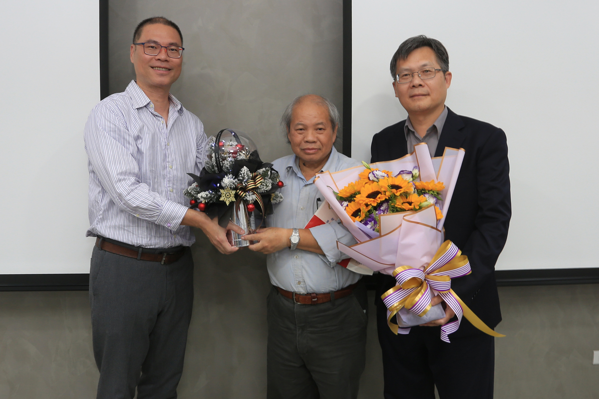 左起生科系李哲欣主任、陳顯榮教授、理學院李志聰院長(另開新視窗/jpg檔)圖片