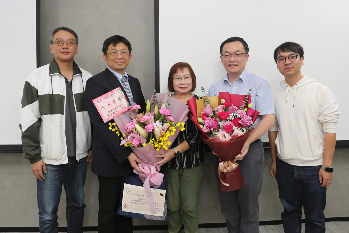左起海資系鄭源斌主任、李志鵬校長、海資系邱素芬助理教授、海科院廖德裕院長(另開新視窗/jpg檔)圖片